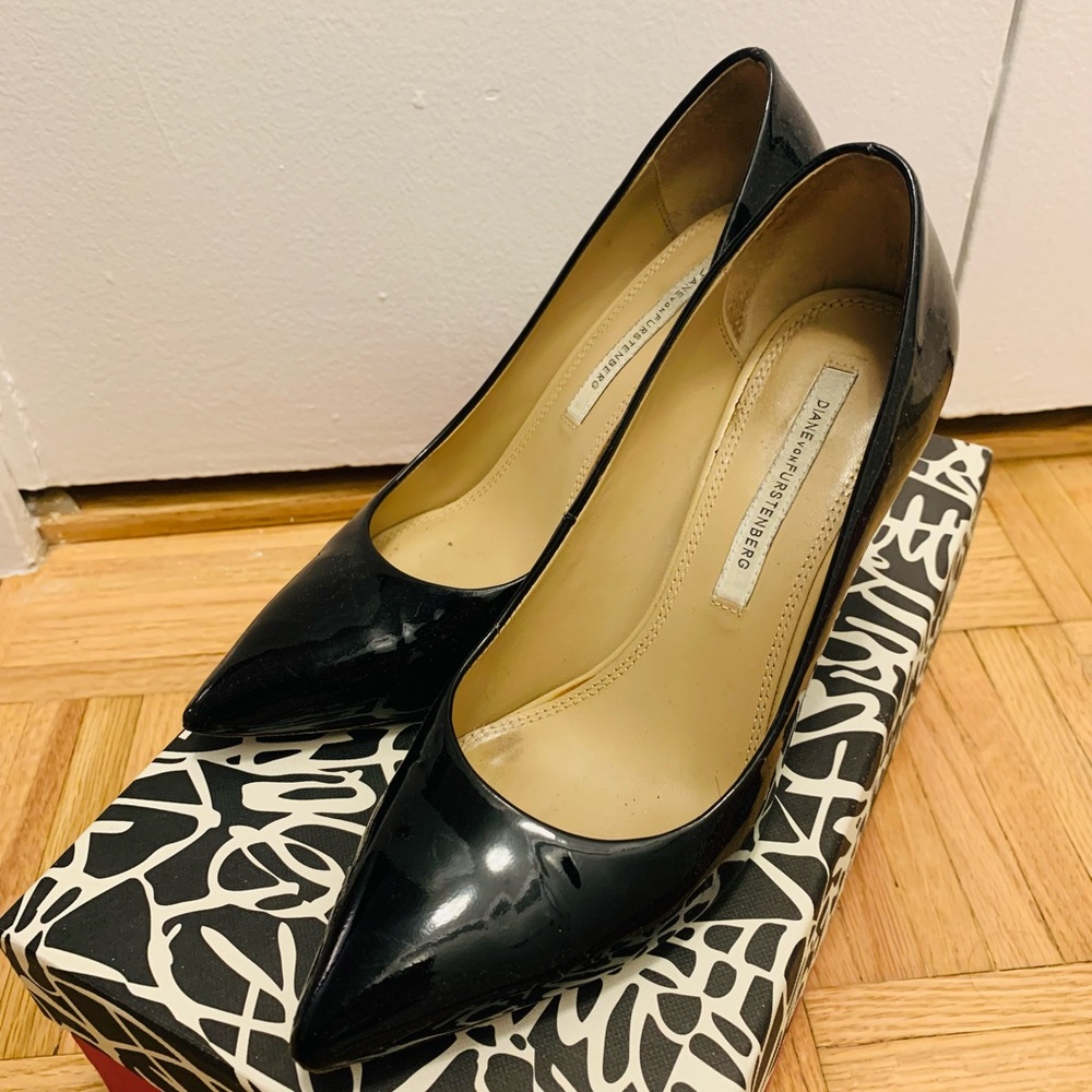 DVF “Anette” Black Patent Pumps 6M